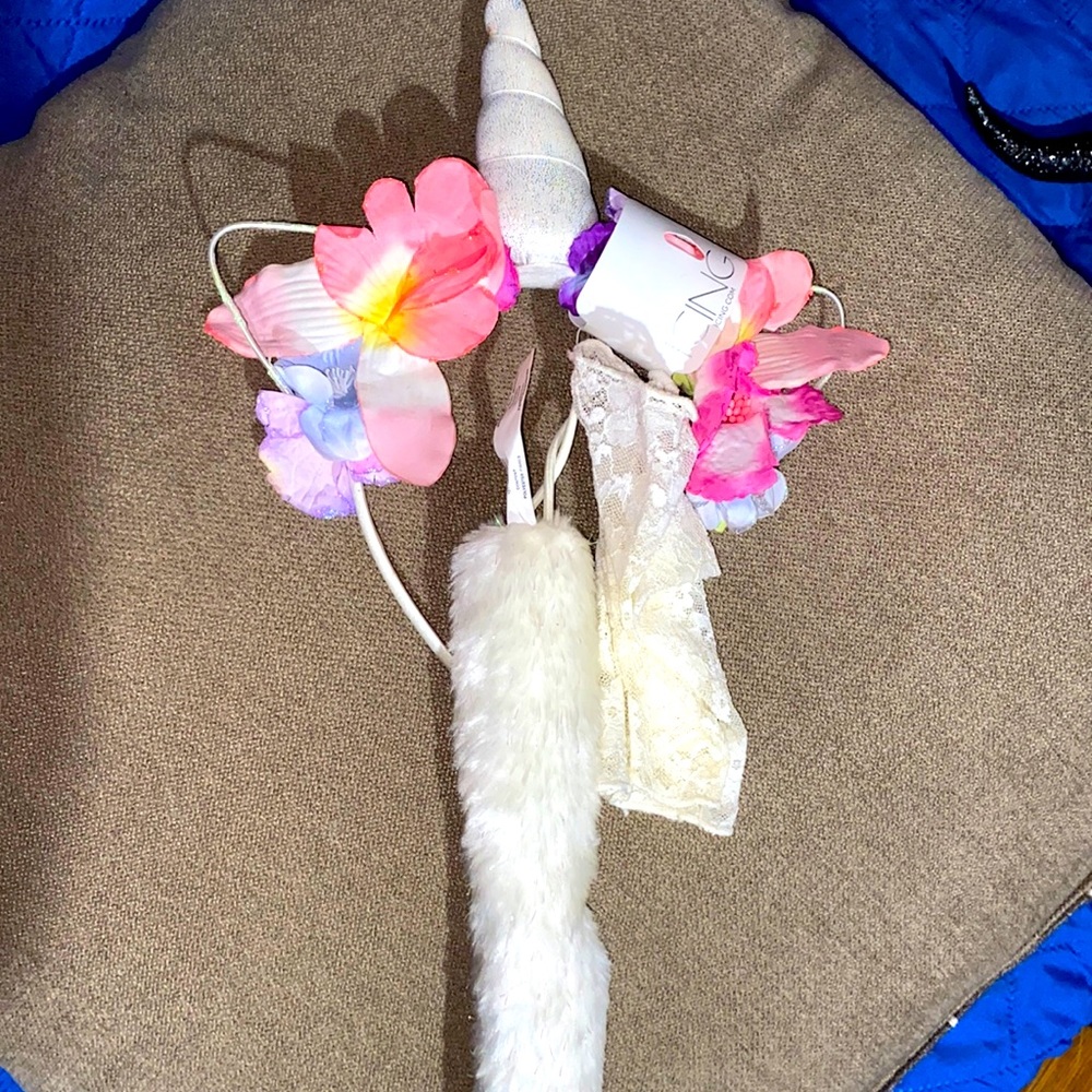 NWT flower headband unicorn set comes w/lace hand covers& white simmer tail